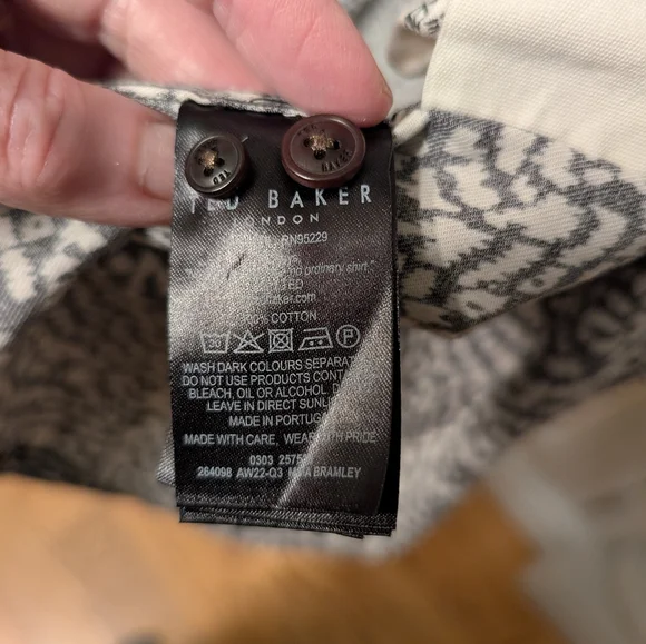 Ted Baker Men's L print for your wild side. Button detail gorgeous - Picture 13 of 15